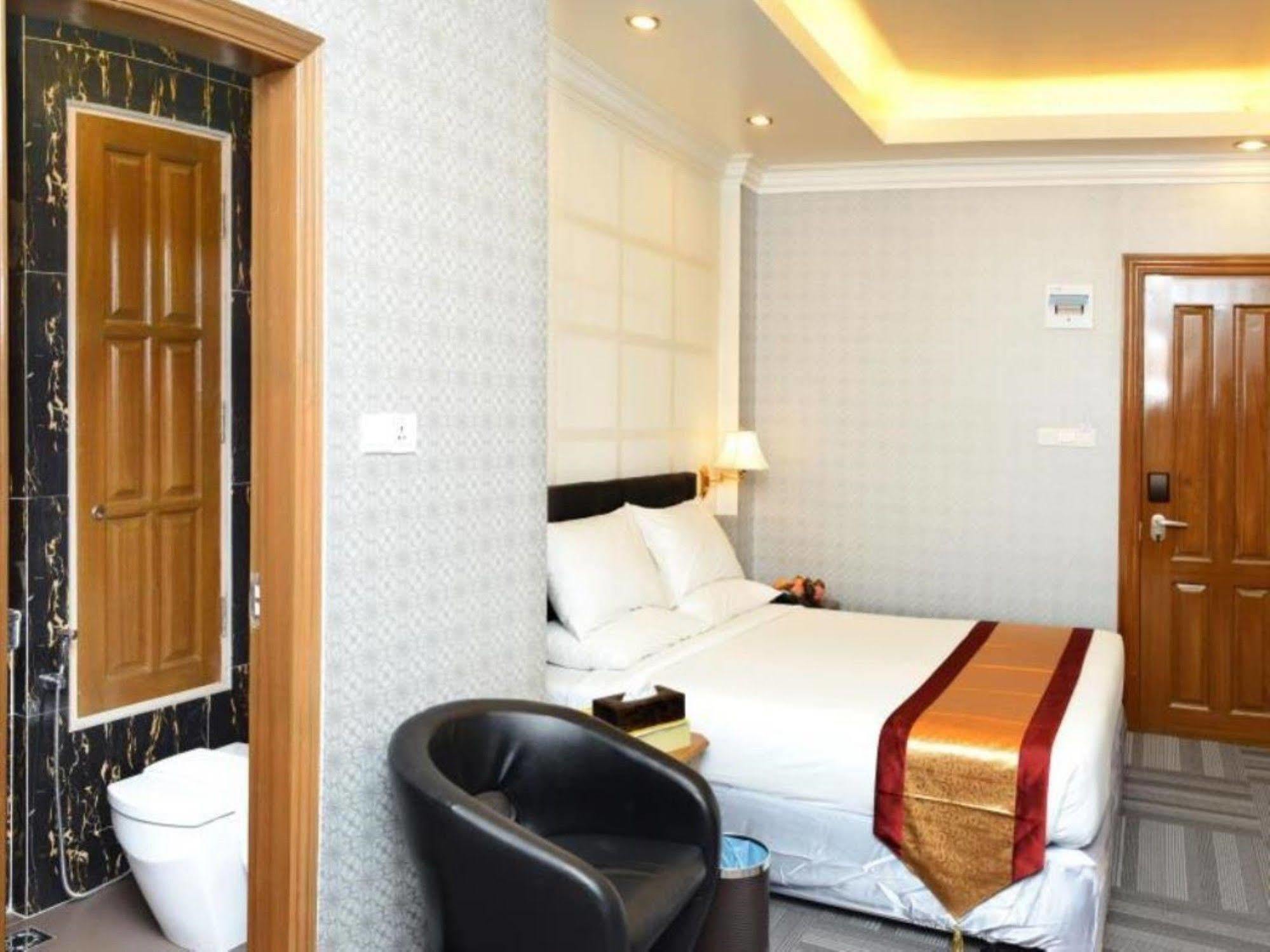 Hotel Grand United - 21St Downtown Yangon Exteriör bild